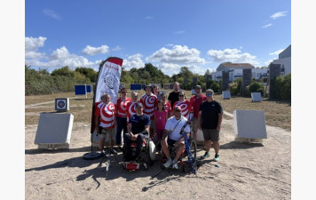 Deux archers de l’équipe de France Para en entraînement chez les Archers Sablais